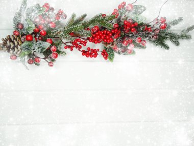 Noel arkaplanı köknar dalları koniler ve beyaz ahşap dokuda kar                              