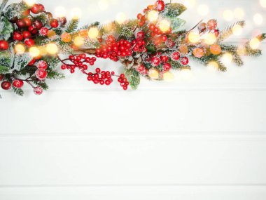 Noel arkaplanı köknar dalları koniler ve beyaz ahşap dokuda kar                              