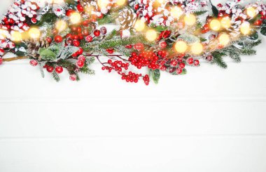 Noel arkaplanı köknar dalları koniler ve beyaz ahşap dokuda kar                              