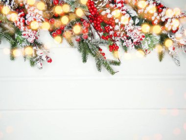 Noel arkaplanı köknar dalları koniler ve beyaz ahşap dokuda kar                              