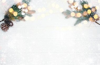 Noel arkaplanı köknar dalları koniler ve beyaz ahşap dokuda kar                              