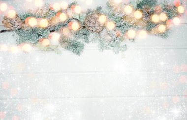 Noel arkaplanı köknar dalları koniler ve beyaz ahşap dokuda kar                              