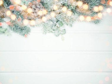 Noel arkaplanı köknar dalları koniler ve beyaz ahşap dokuda kar                              