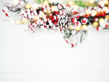 Noel arkaplanı köknar dalları koniler ve beyaz ahşap dokuda kar                              