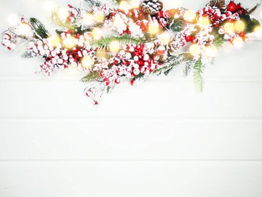 Noel arkaplanı köknar dalları koniler ve beyaz ahşap dokuda kar                              