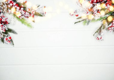 Noel arkaplanı köknar dalları koniler ve beyaz ahşap dokuda kar                              