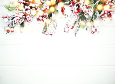 Noel arkaplanı köknar dalları koniler ve beyaz ahşap dokuda kar                              