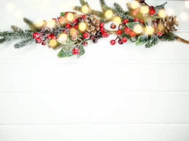 Noel arkaplanı köknar dalları koniler ve beyaz ahşap dokuda kar                              