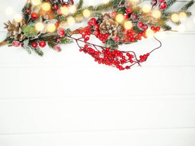 Noel arkaplanı köknar dalları koniler ve beyaz ahşap dokuda kar                              