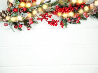 Noel arkaplanı köknar dalları koniler ve beyaz ahşap dokuda kar                              