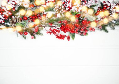 Noel arkaplanı köknar dalları koniler ve beyaz ahşap dokuda kar                              