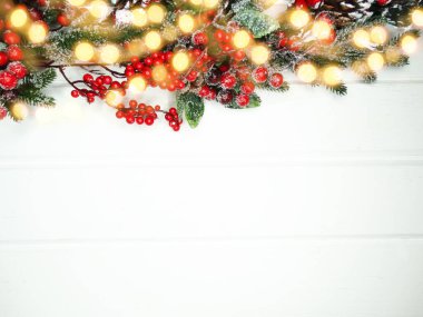 Noel arkaplanı köknar dalları koniler ve beyaz ahşap dokuda kar                              