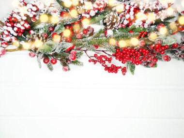 Noel arkaplanı köknar dalları koniler ve beyaz ahşap dokuda kar                              