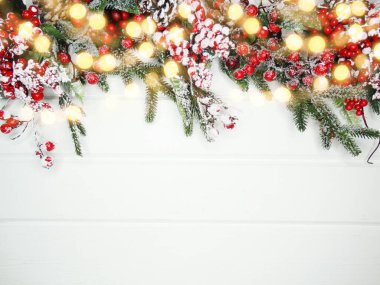 Noel arkaplanı köknar dalları koniler ve beyaz ahşap dokuda kar                              