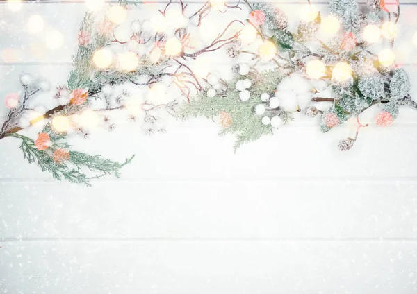 Fondo Navidad Invierno Con Ramas Abeto Conos Nieve Textura Madera — Foto de Stock
