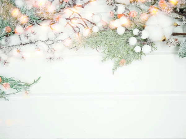 Noel arkaplanı köknar dalları koniler ve beyaz ahşap dokuda kar                              