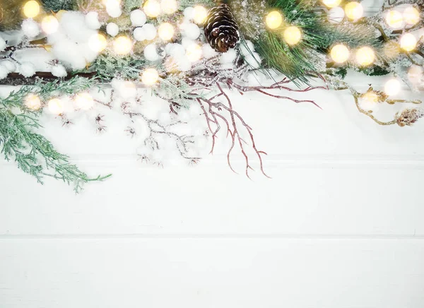 Fondo Navidad Invierno Con Ramas Abeto Conos Nieve Textura Madera — Foto de Stock