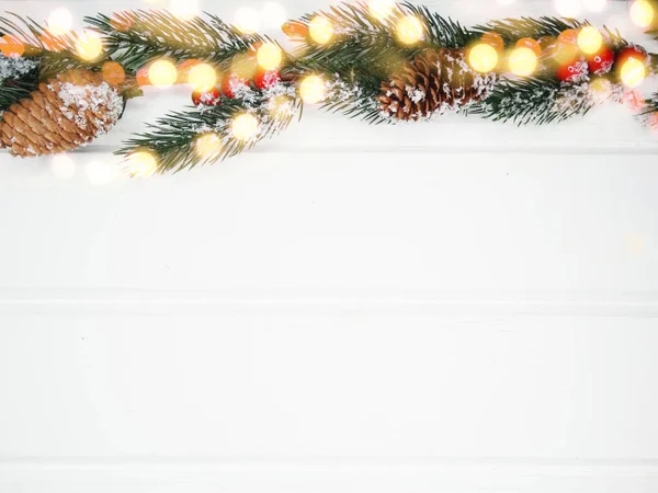 Noel arkaplanı köknar dalları koniler ve beyaz ahşap dokuda kar                              