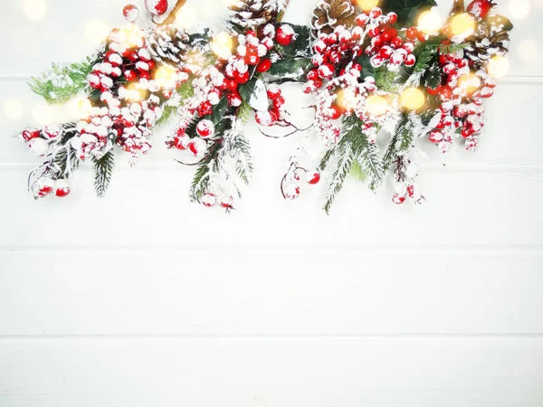 Zimní Vánoční Pozadí Jedlovými Větvemi Kužely Sníh Bílé Dřevěné Textuře — Stock fotografie