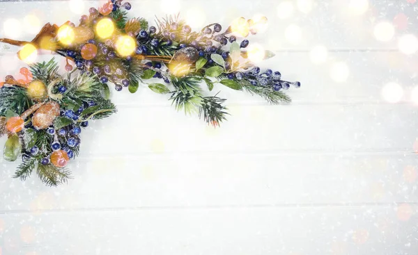 Noel Arkaplanı Köknar Dalları Koniler Beyaz Ahşap Dokuda Kar — Stok fotoğraf