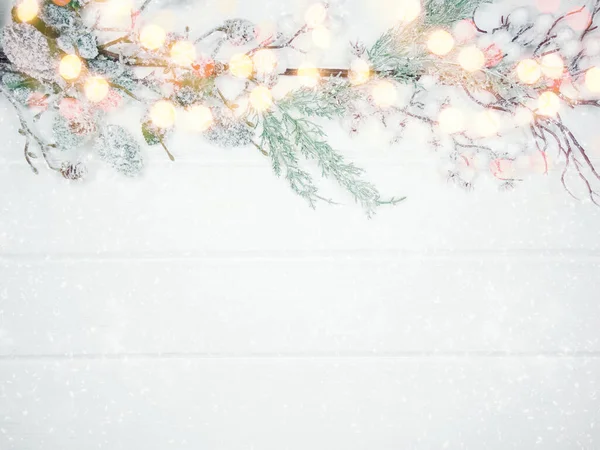 Fondo Navidad Invierno Con Ramas Abeto Conos Nieve Textura Madera — Foto de Stock