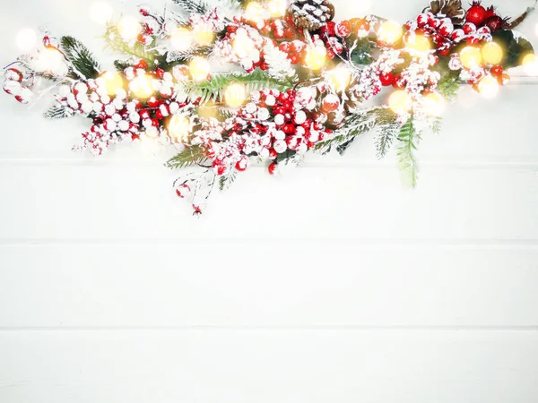 Winter Weihnachten Hintergrund Mit Tannenzapfen Und Schnee Auf Weißem Holz — Stockfoto