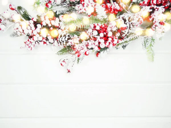 크리스마스의 뒷배경에는 전나무 가지가 원추형이며 — 스톡 사진