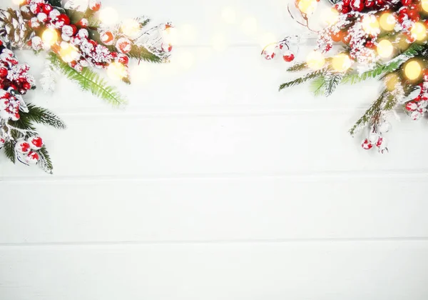 Noel arkaplanı köknar dalları koniler ve beyaz ahşap dokuda kar                              