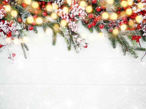Зимний Рождественский Фон Еловыми Ветками Снегом Белой Деревянной Текстуре — стоковое фото