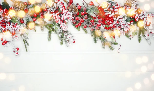 Zimowe Boże Narodzenie Tło Gałązek Jodły Szyszki Śniegu Białym Drewnianym — Zdjęcie stockowe