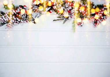 Noel arkaplanı köknar dalları koniler ve beyaz ahşap dokuda kar                              