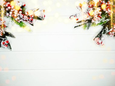 Noel arkaplanı köknar dalları koniler ve beyaz ahşap dokuda kar                              