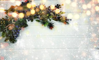 Noel arkaplanı köknar dalları koniler ve beyaz ahşap dokuda kar                              