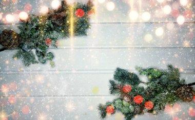 Noel arkaplanı köknar dalları koniler ve beyaz ahşap dokuda kar                              