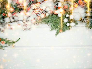 Noel arkaplanı köknar dalları koniler ve beyaz ahşap dokuda kar                              