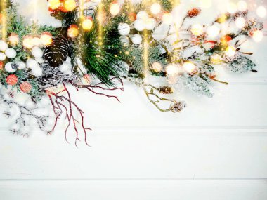 Noel arkaplanı köknar dalları koniler ve beyaz ahşap dokuda kar                              