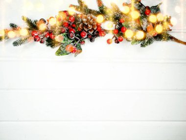 Noel arkaplanı köknar dalları koniler ve beyaz ahşap dokuda kar                              