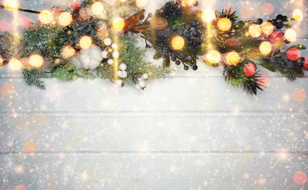 Зимний Рождественский Фон Еловыми Ветками Снегом Белой Деревянной Текстуре — стоковое фото