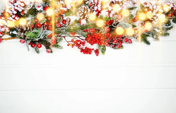 Winter Kerst Achtergrond Met Sparren Takken Kegels Sneeuw Witte Houten — Stockfoto