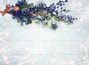 Kış Noel arkaplanı köknar dalları koniler ve mavi ahşap dokuda kar                              