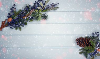 Kış Noel arkaplanı köknar dalları koniler ve mavi ahşap dokuda kar                              