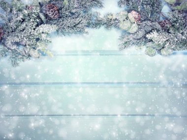 Kış Noel arkaplanı köknar dalları koniler ve mavi ahşap dokuda kar                              