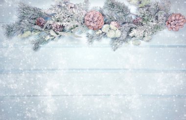 Kış Noel arkaplanı köknar dalları koniler ve mavi ahşap dokuda kar                              