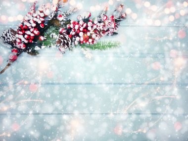 Kış Noel arkaplanı köknar dalları koniler ve mavi ahşap dokuda kar                              