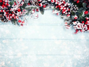 Kış Noel arkaplanı köknar dalları koniler ve mavi ahşap dokuda kar                              