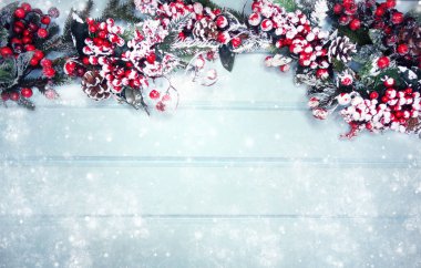 Kış Noel arkaplanı köknar dalları koniler ve mavi ahşap dokuda kar                              