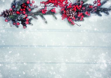 Kış Noel arkaplanı köknar dalları koniler ve mavi ahşap dokuda kar                              