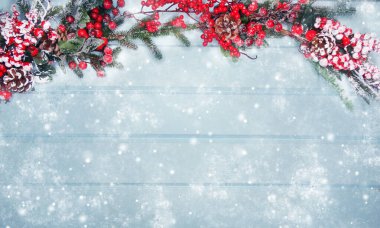 Kış Noel arkaplanı köknar dalları koniler ve mavi ahşap dokuda kar                              