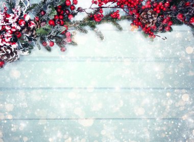 Kış Noel arkaplanı köknar dalları koniler ve mavi ahşap dokuda kar                              