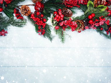 Kış Noel arkaplanı köknar dalları koniler ve mavi ahşap dokuda kar                              